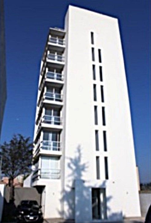 La torre blanca y estrecha, vista desde el pie de la calle