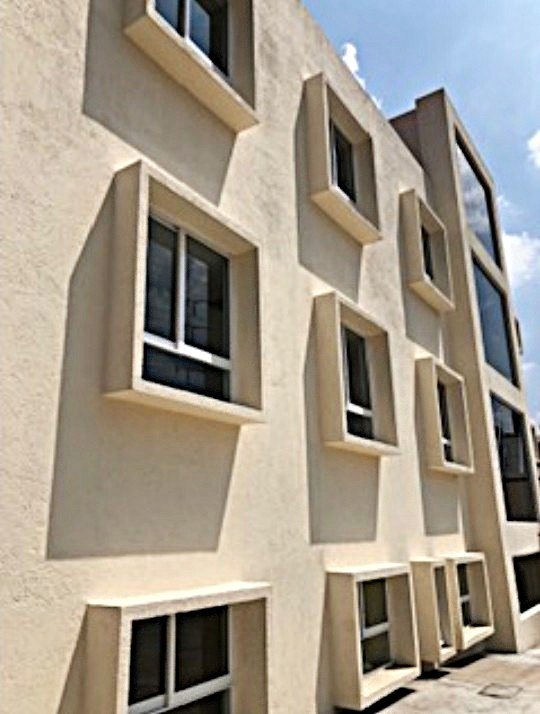 Fachada del edificio de consultorios, con las ventanas en diagonal