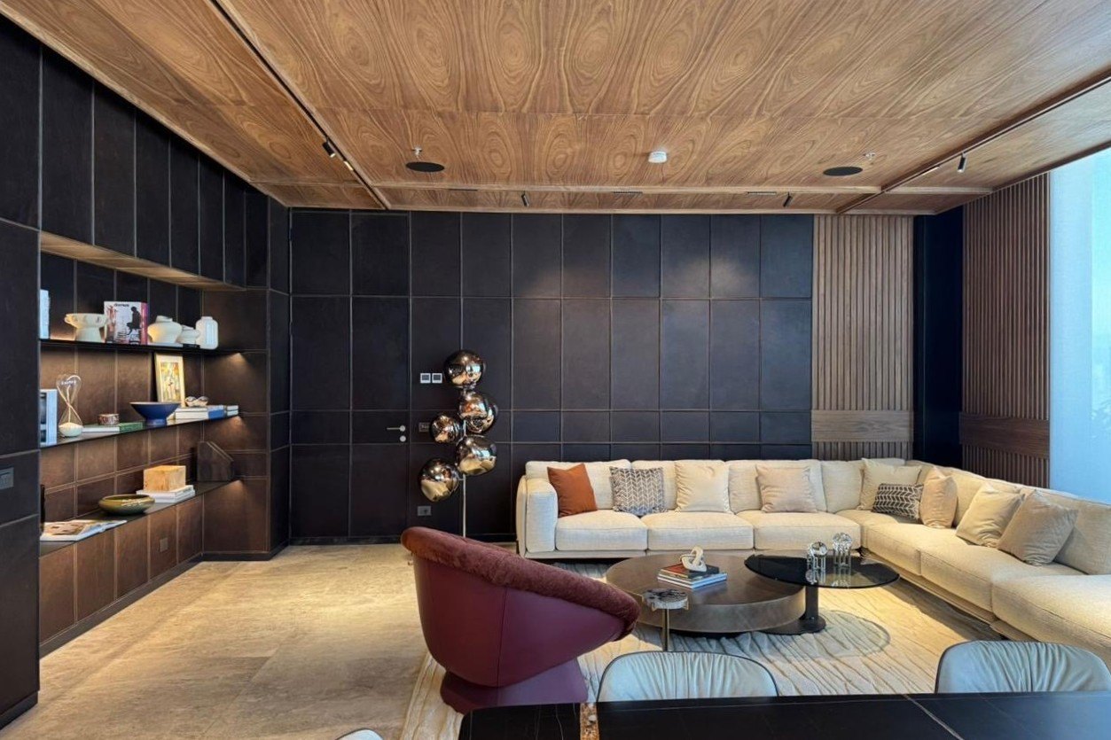 Sala de estar con el librero oscuro y la mesa baja de centro
