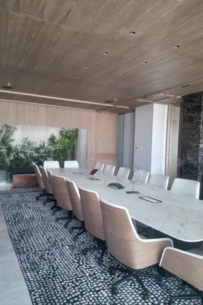 Mesa larga de comedor bajo el plafón de madera