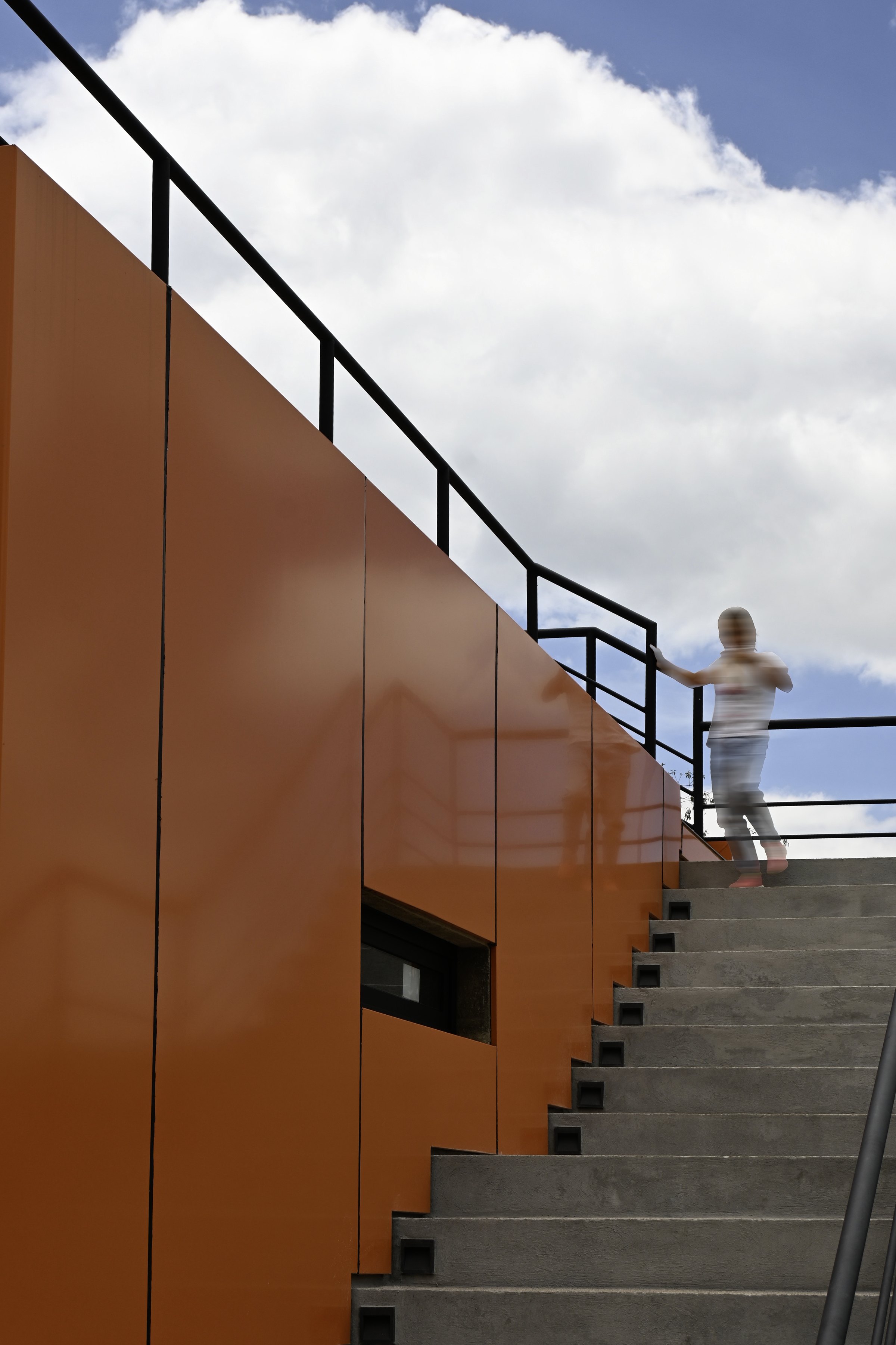 La escalera exterior sobre el muro de lámina