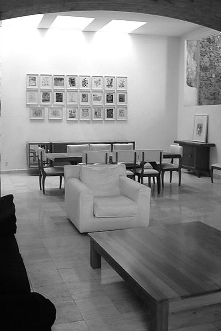 Sala de lectura con sillones y mesas