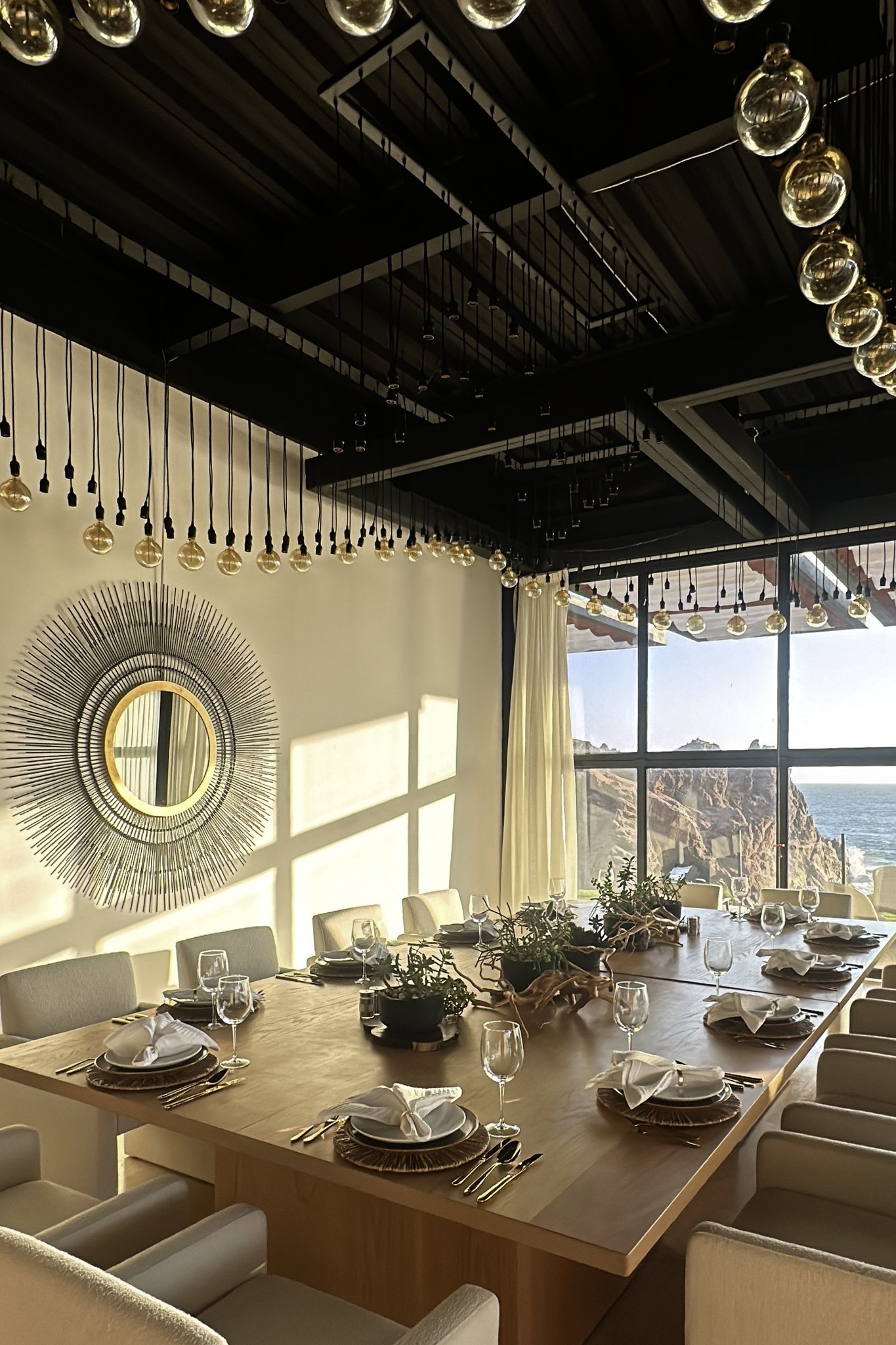 El comedor puesto bajo el óculo