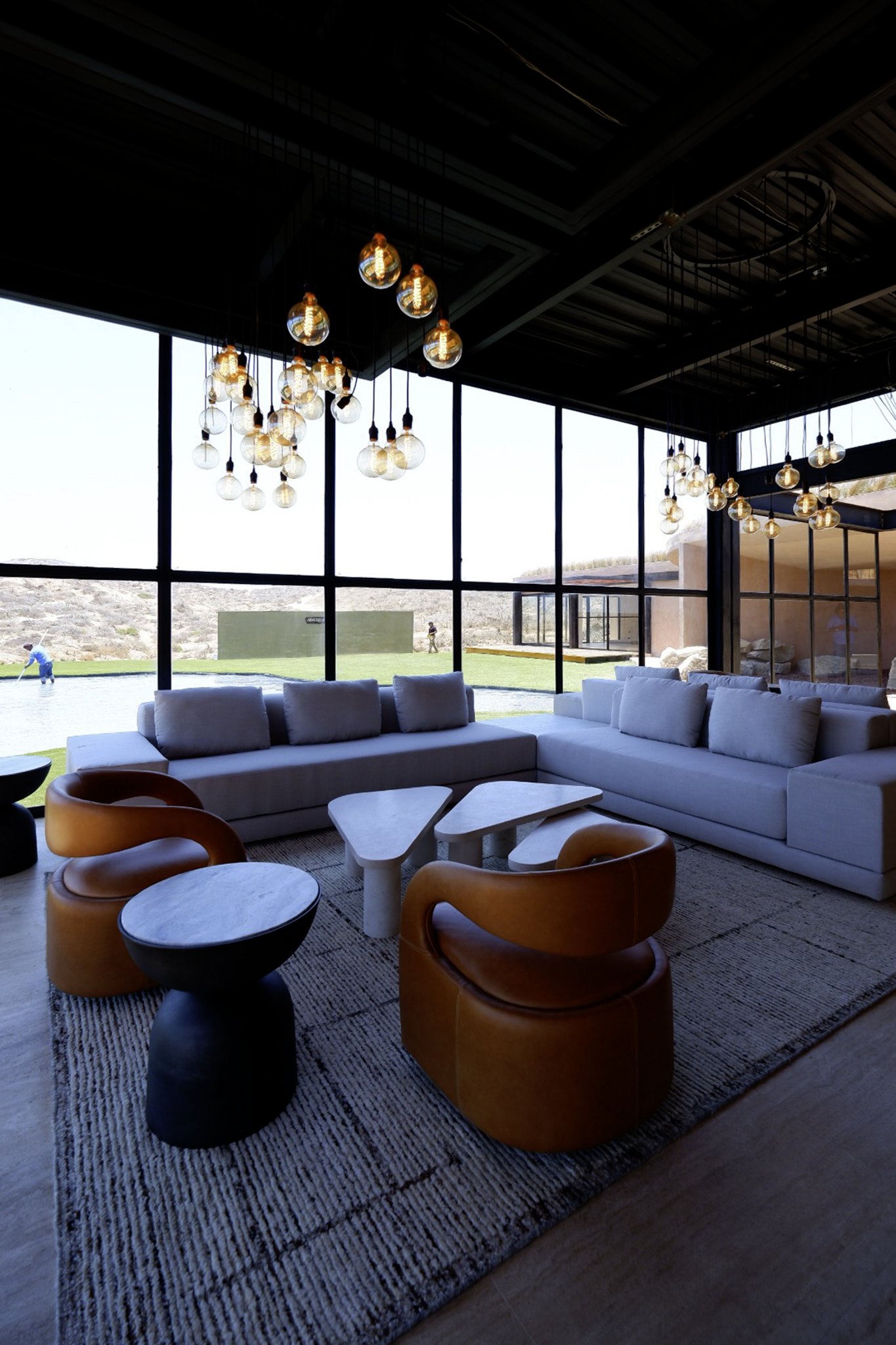 Sala con sillones frente al ventanal