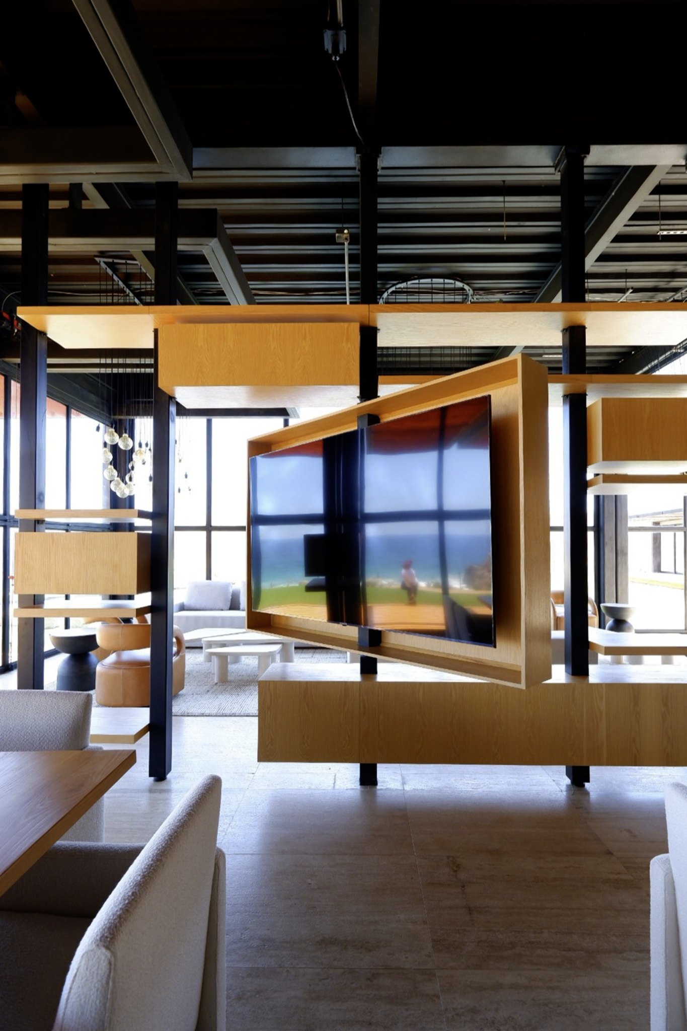 Comedor y estar con muebles de color, vistos a contraluz