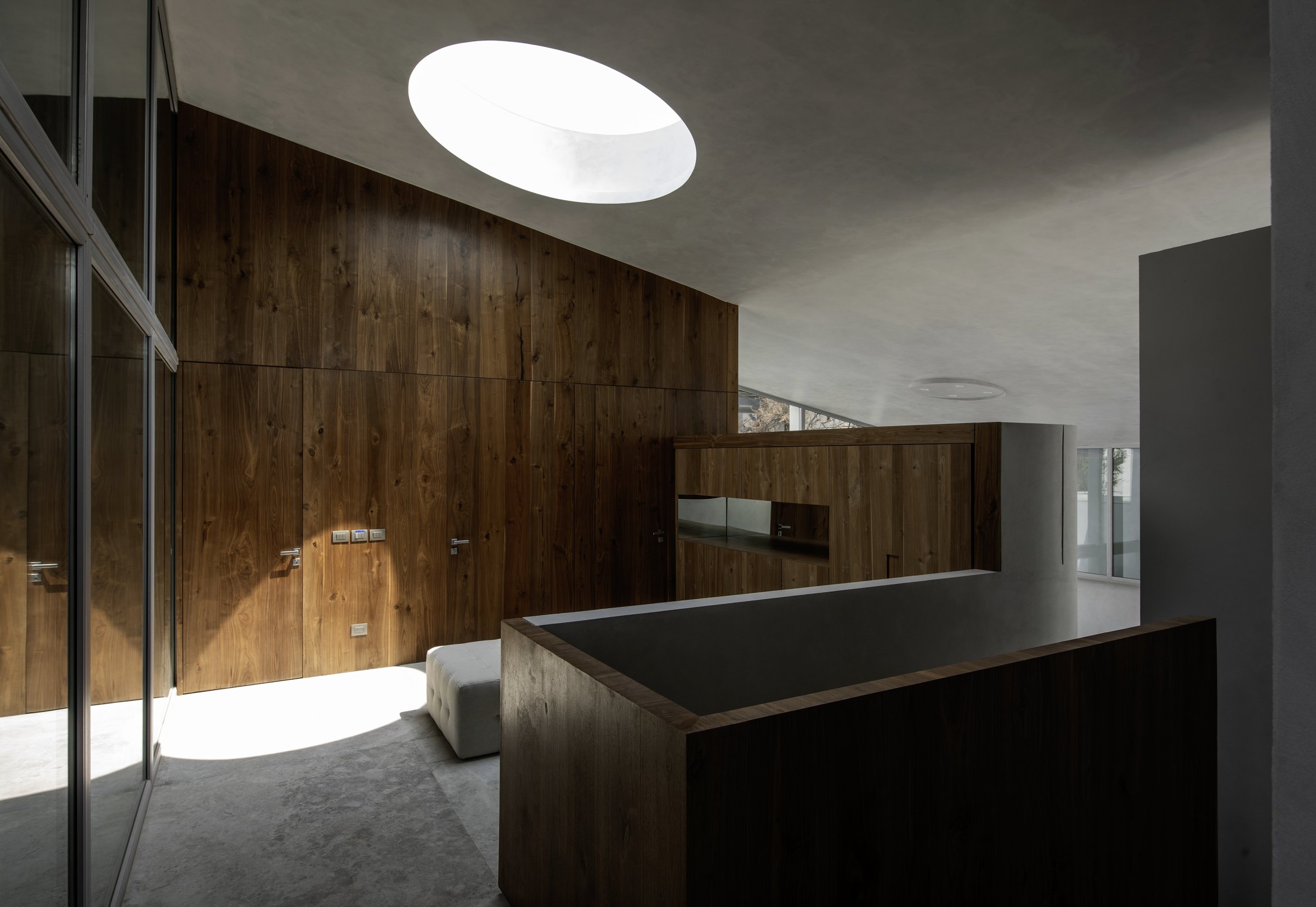 Cocina de madera con el óculo de luz en el plafón