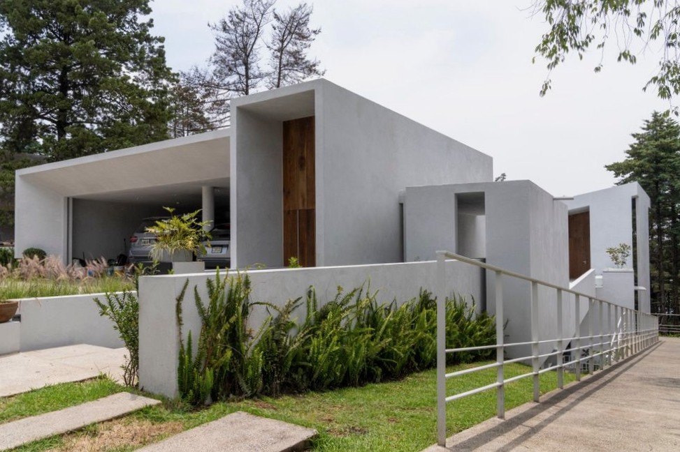 La casa desde la calle, con el jardín delante