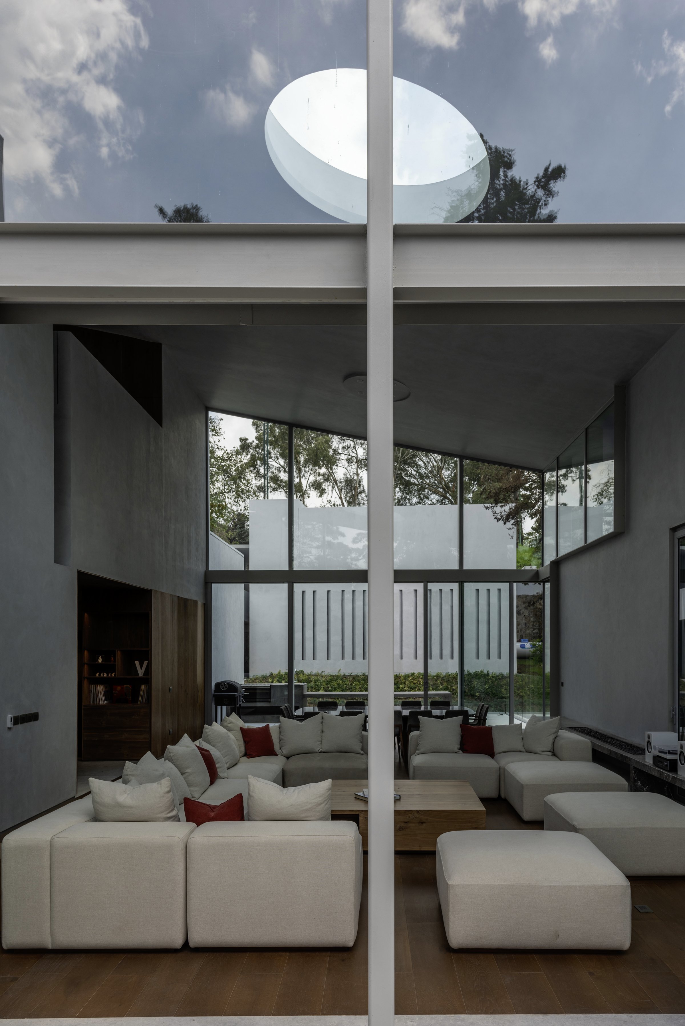 Sala abierta al jardín tras el ventanal