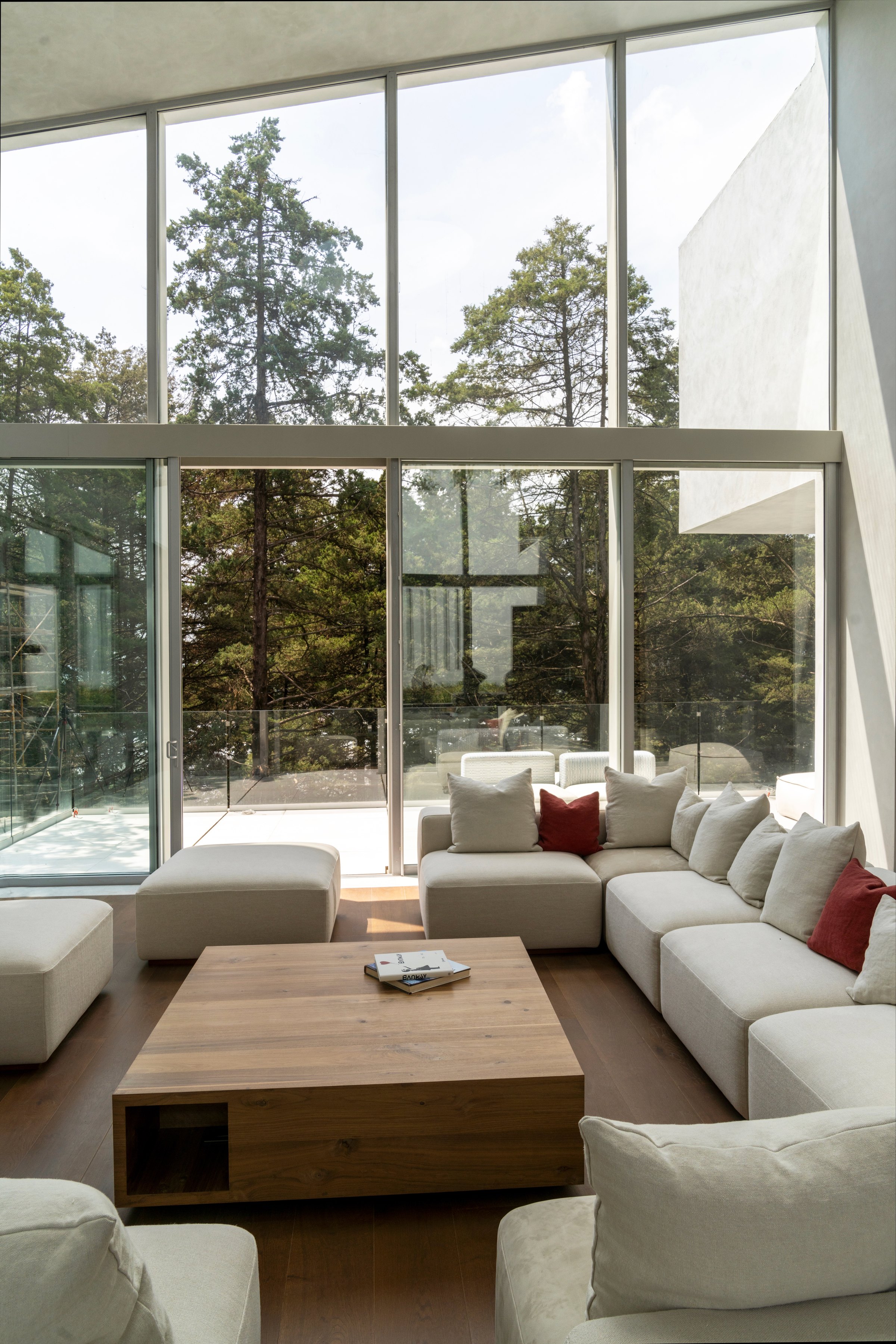 Sala con el ventanal al bosque y la mesa baja