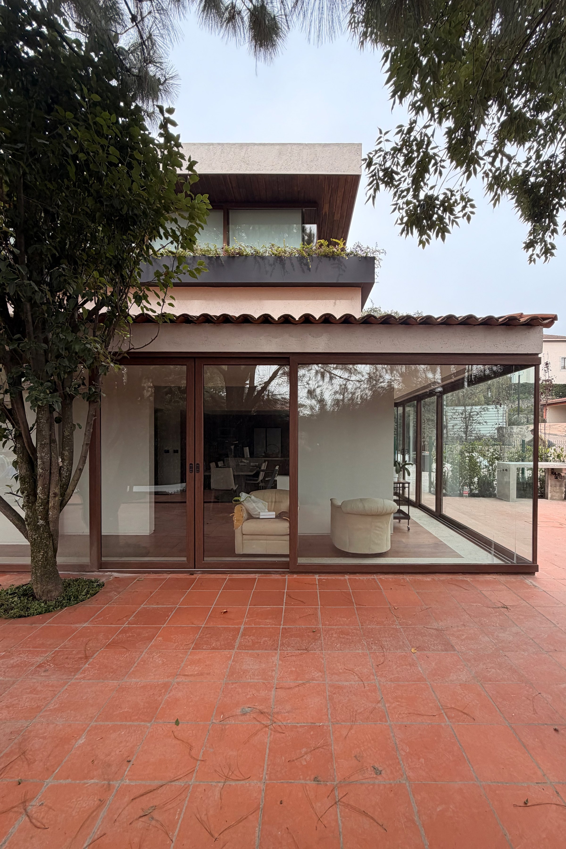 La casa de teja vista desde el patio de ladrillo