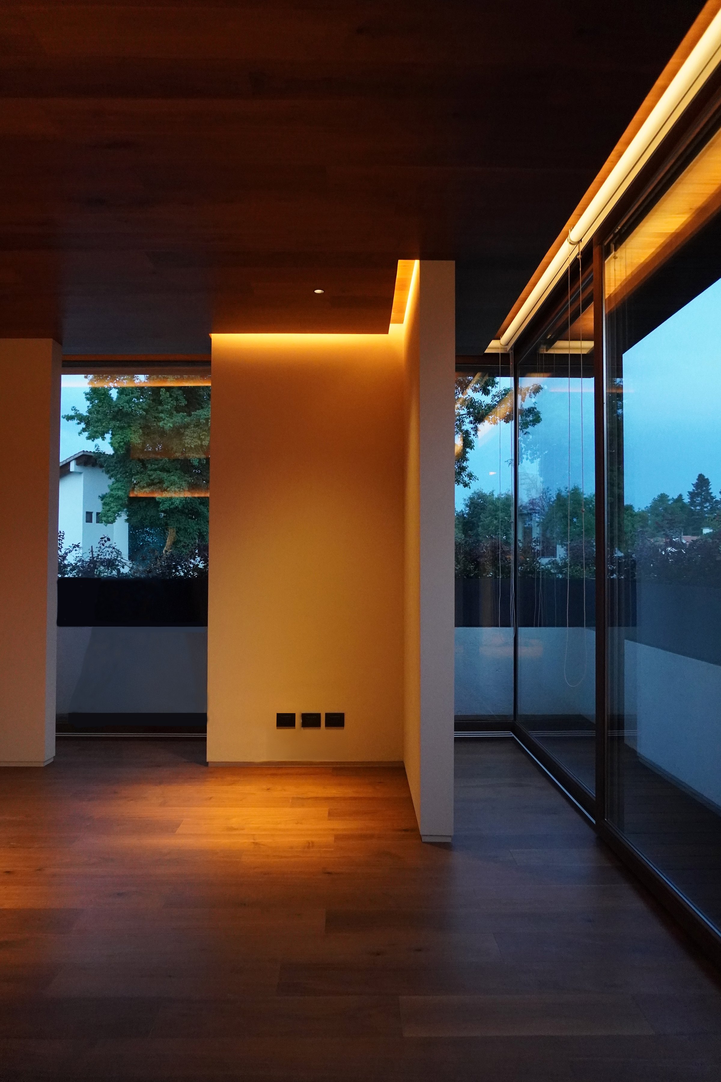 La estancia al anochecer, con el ventanal y la luz cálida