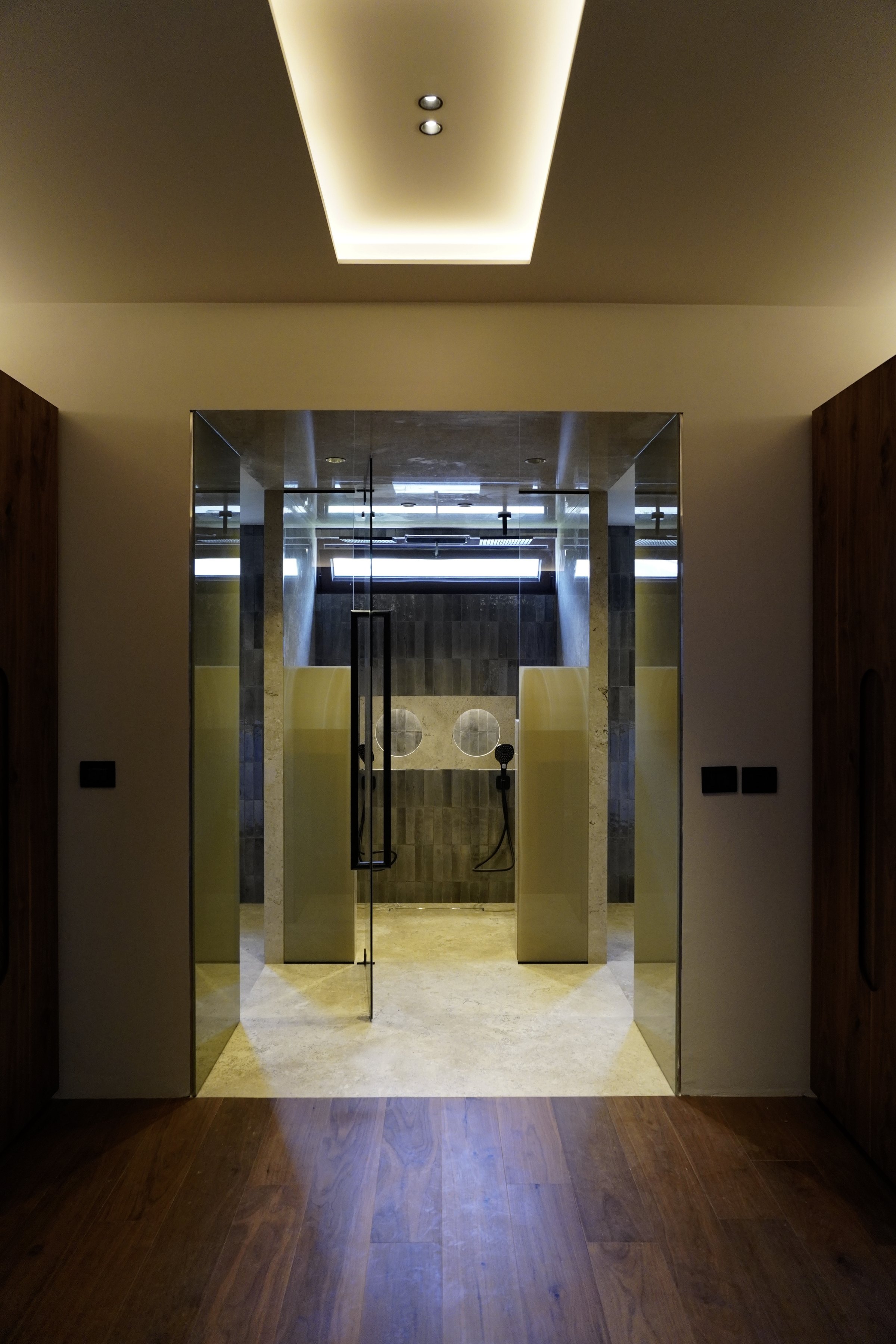 El paso hacia el baño, con el plafón iluminado