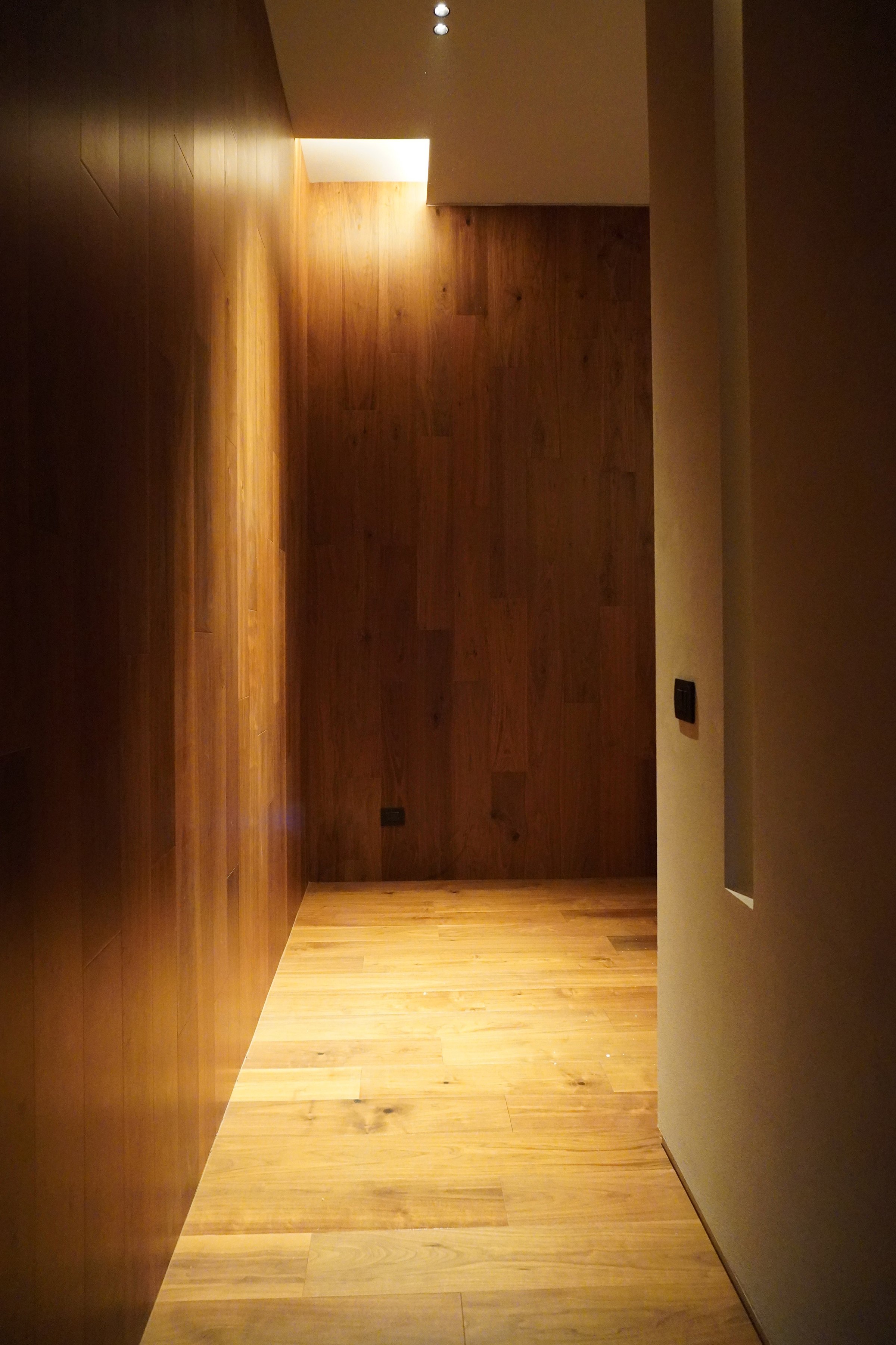 Pasillo de madera con la luz vertical al fondo