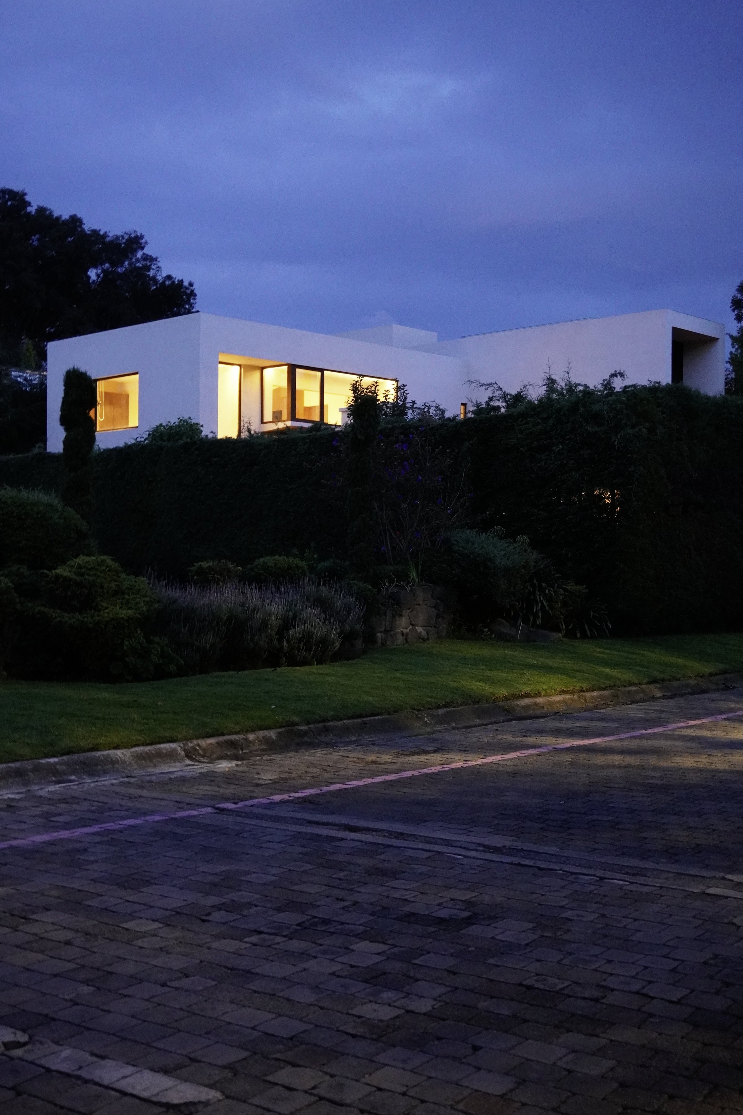 La casa encendida al anochecer, desde la calle