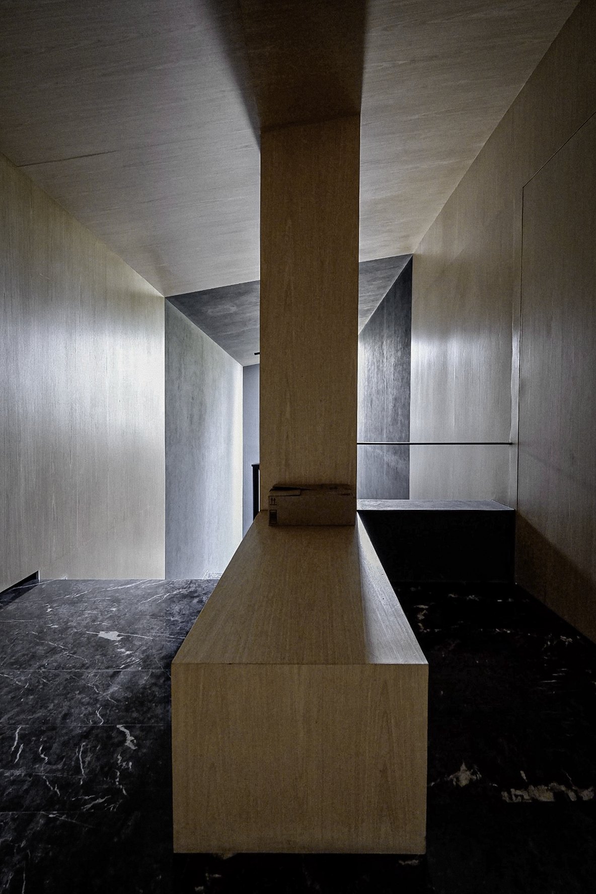 Paso con la columna de madera iluminada