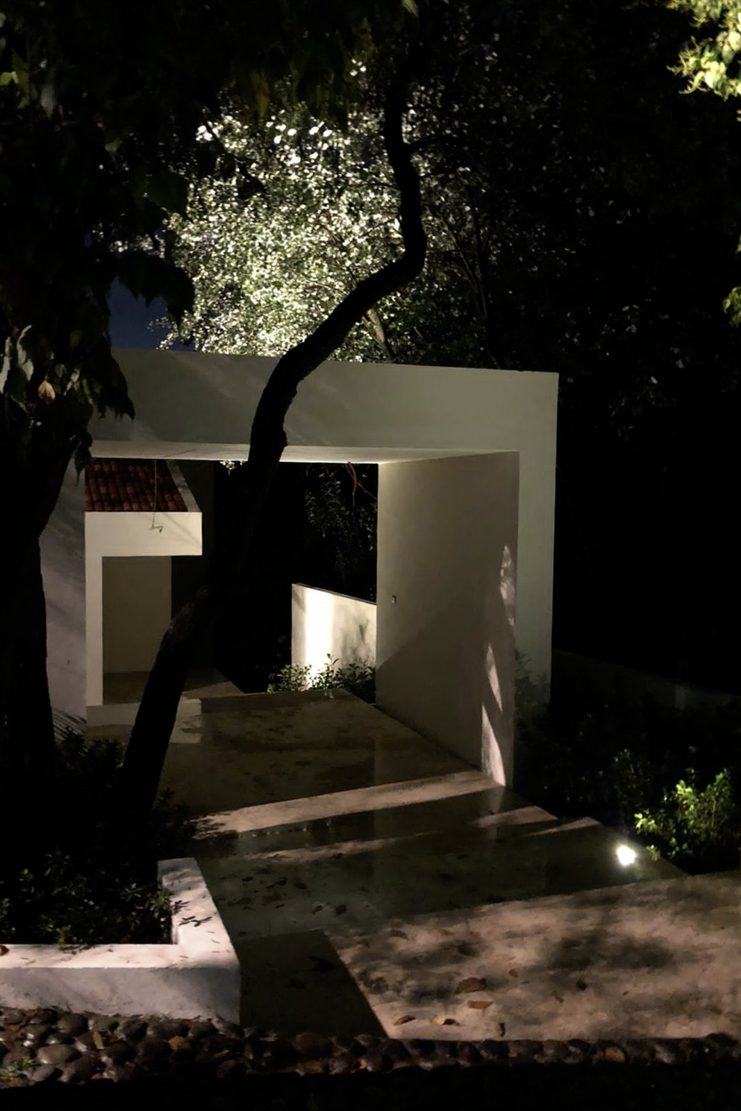 El acceso iluminado de noche