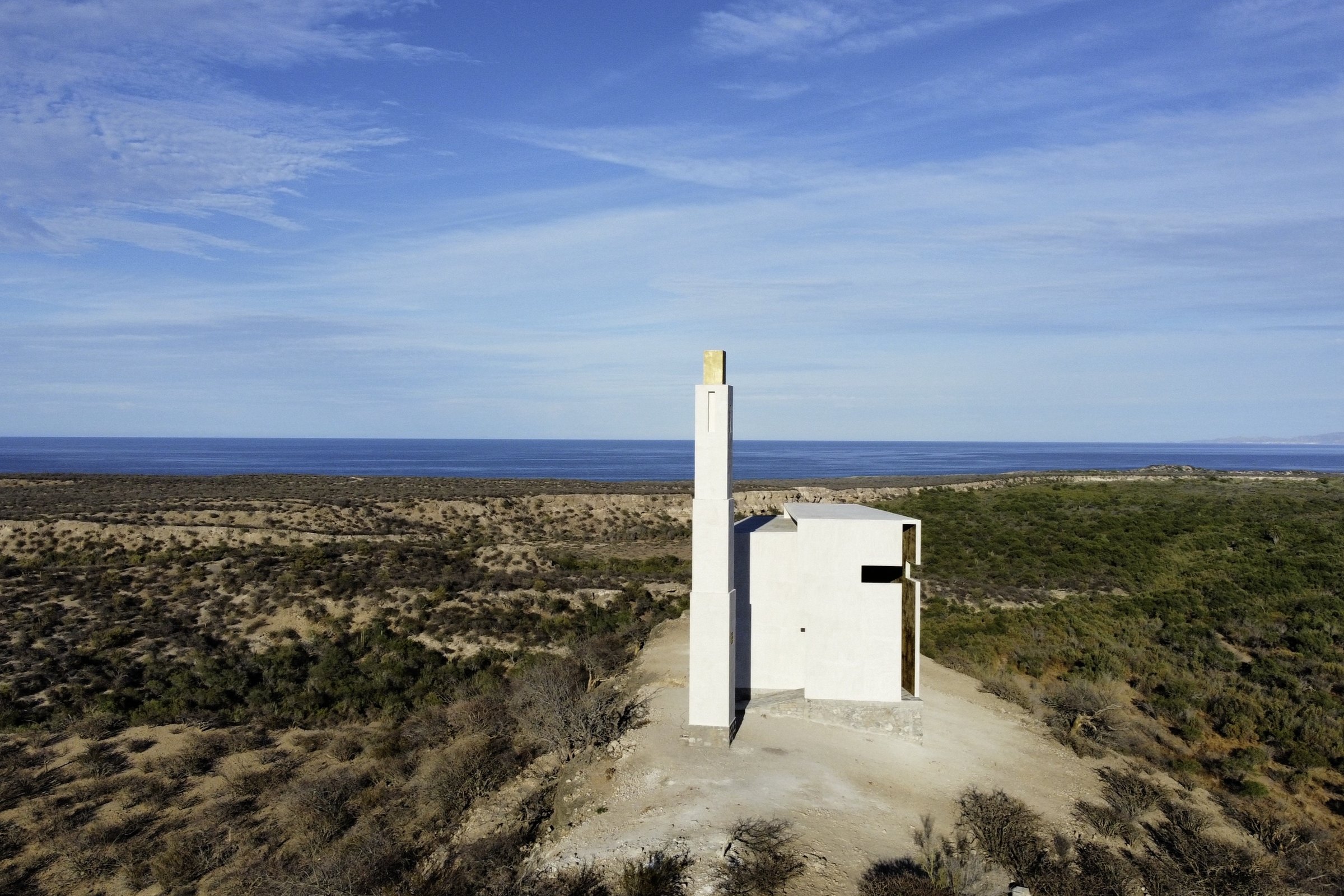 La capilla sobre el promontorio, con el valle y el mar al fondo