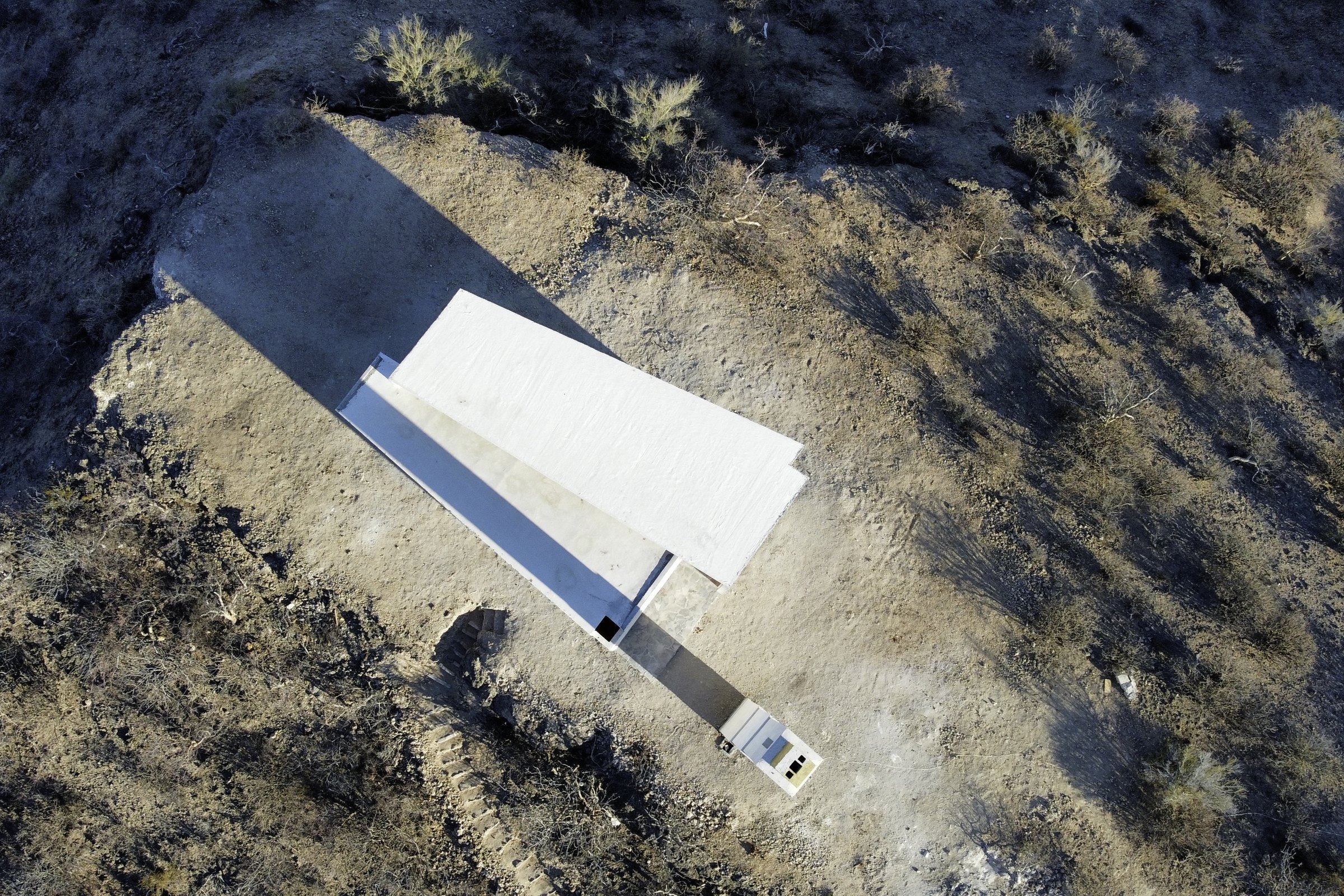 La capilla desde el aire, con su sombra sobre la roca