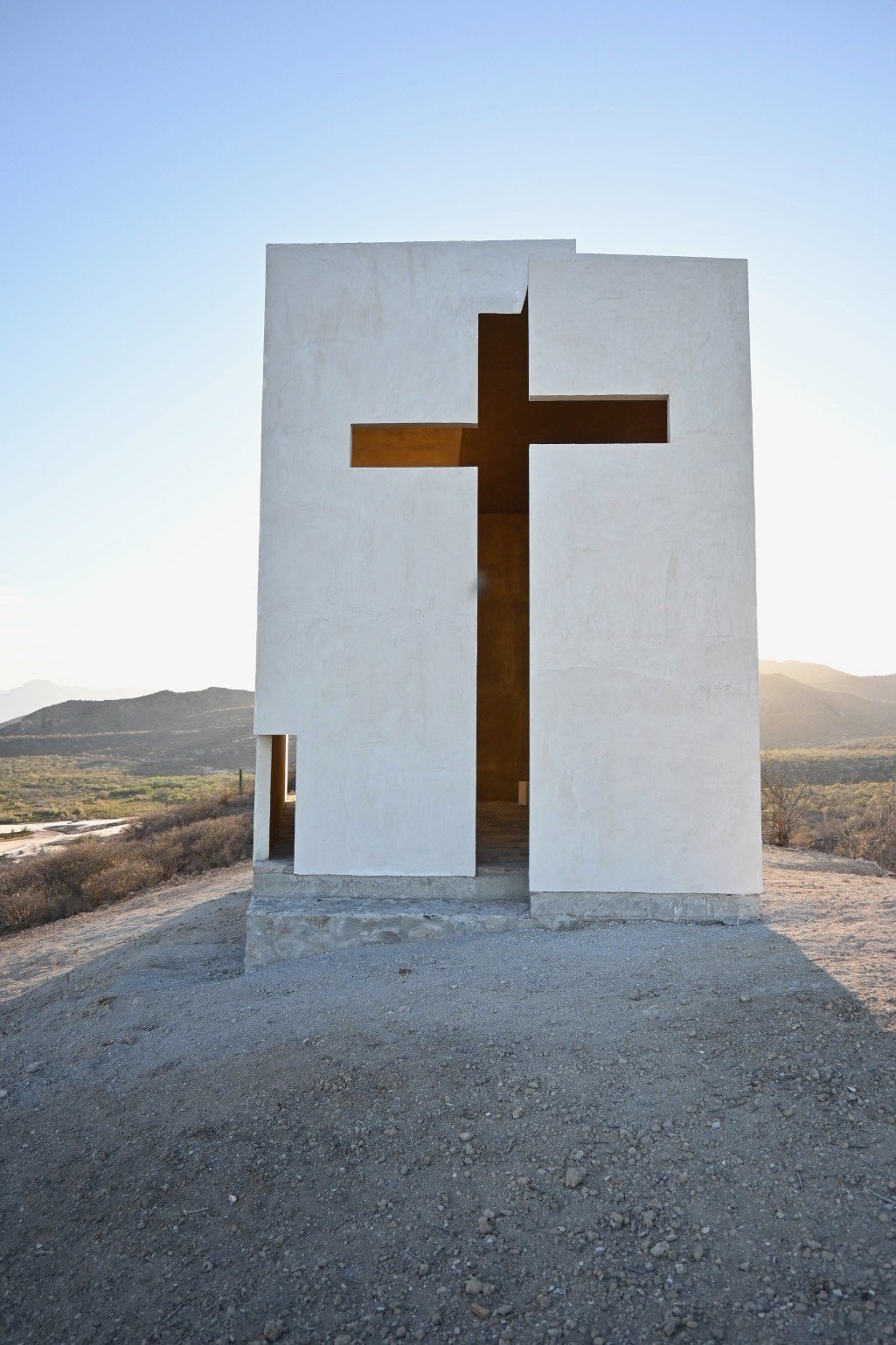 La capilla de frente, con la cruz de madera en el umbral