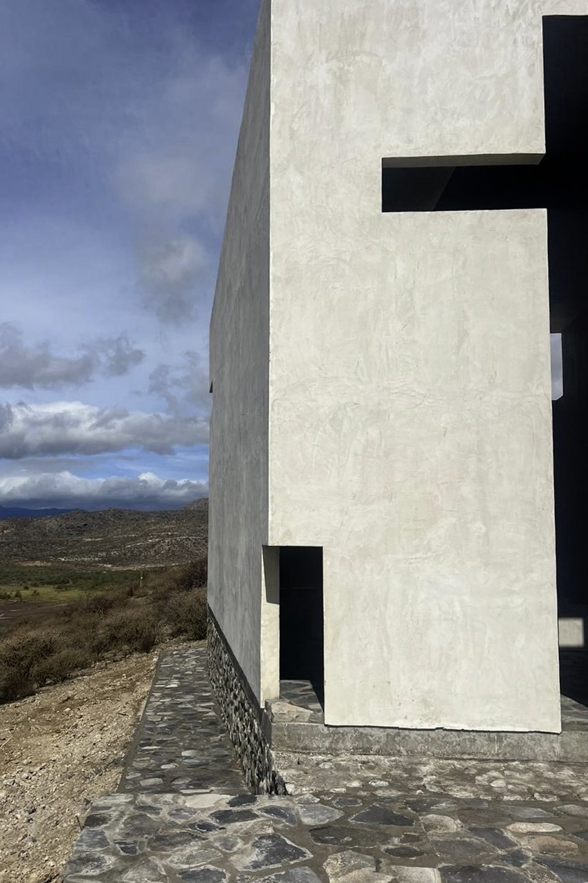El canto del muro blanco contra el cielo nublado