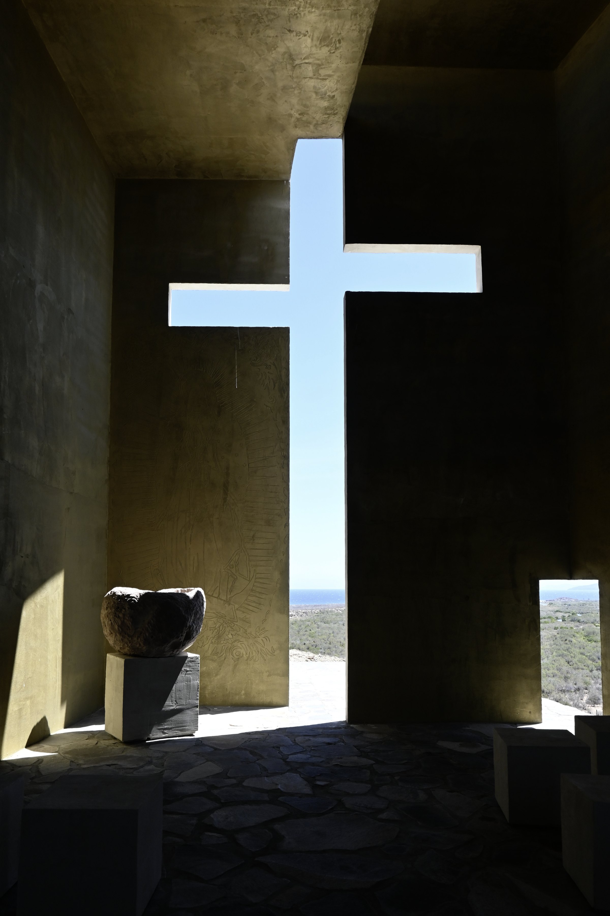 La cruz iluminada sobre el muro oscuro