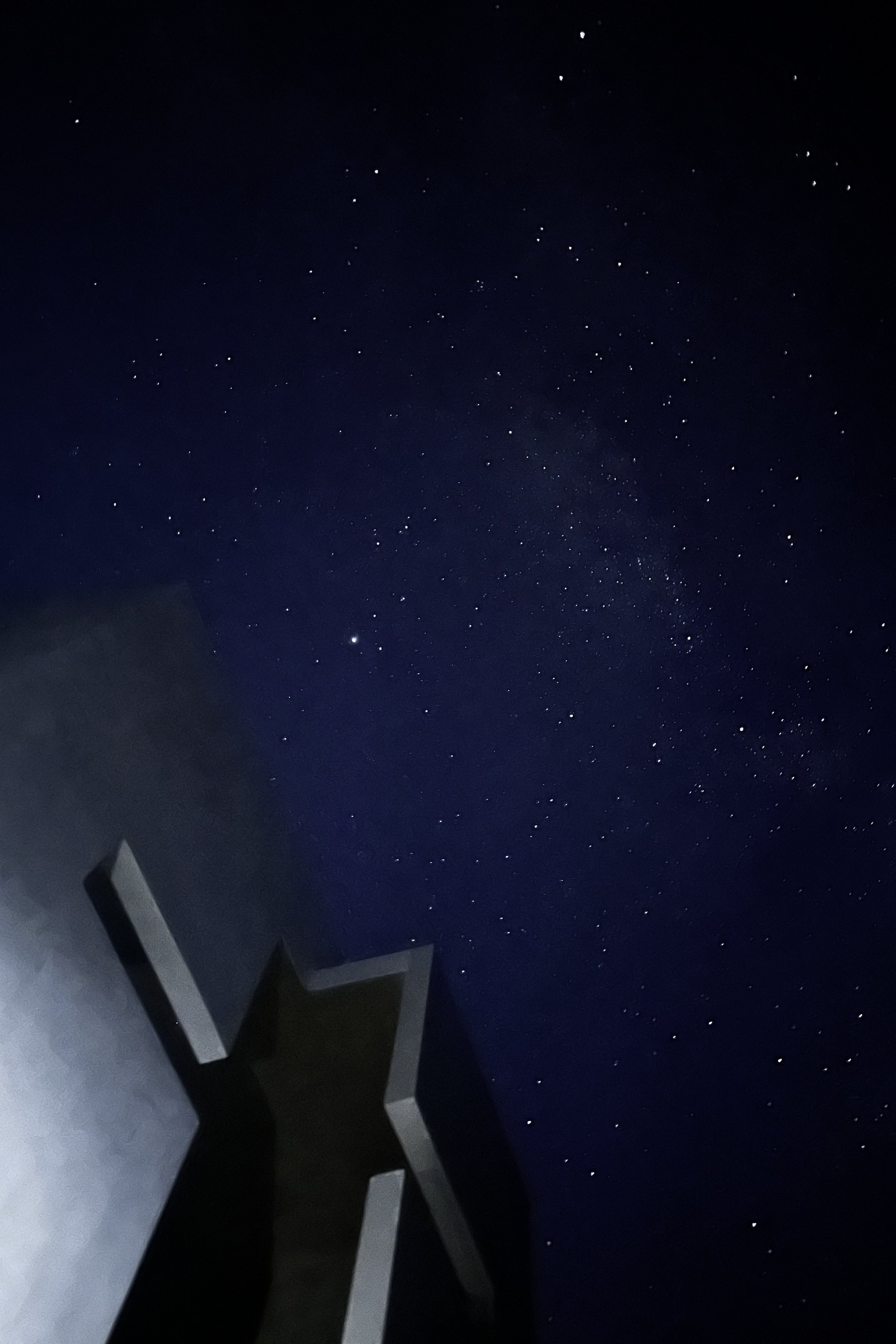 La capilla de noche, bajo el cielo estrellado