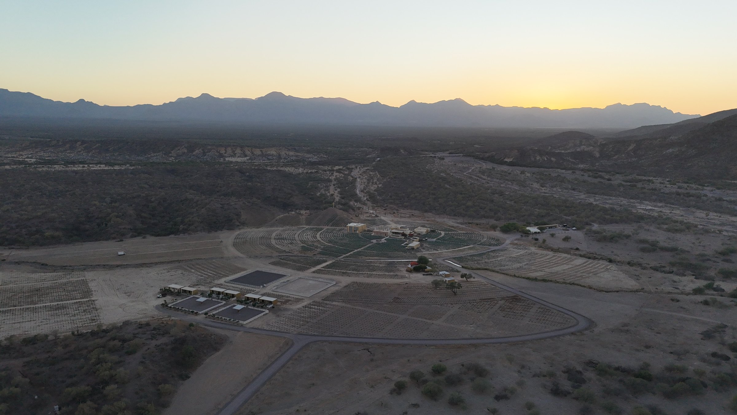 La sierra y el valle al amanecer, desde el aire