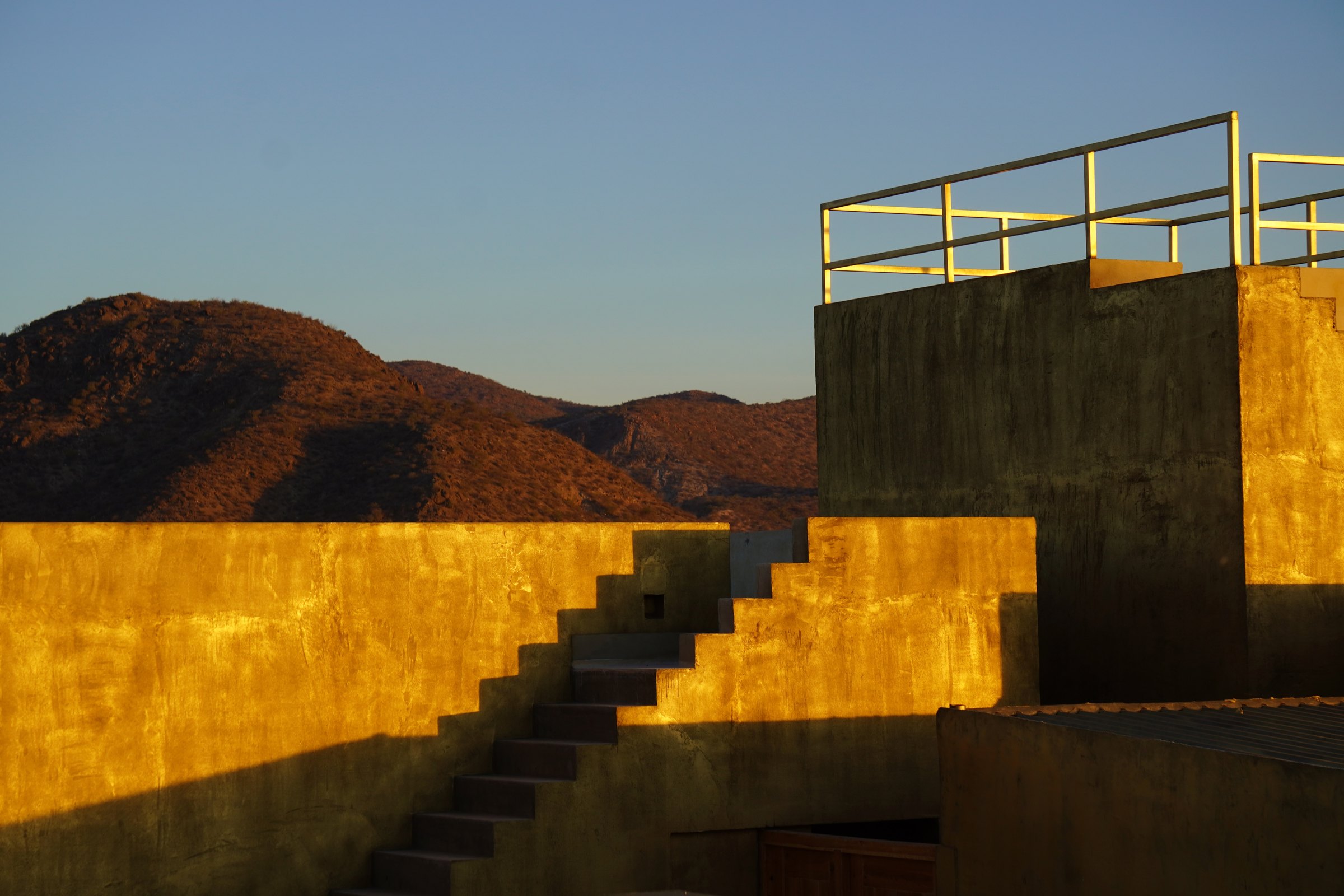 La escalera exterior dorada contra el cerro