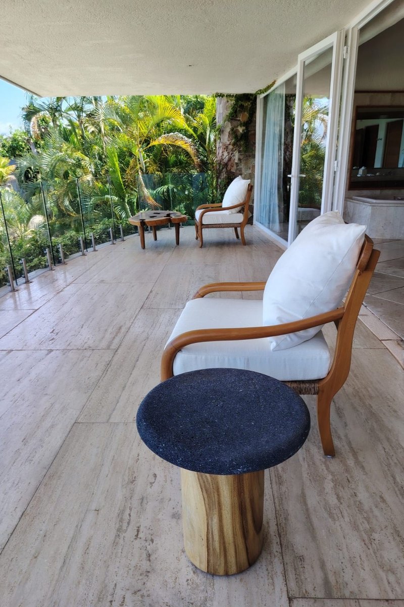 Sillones de madera en la terraza, junto al jardín