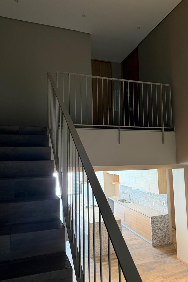El descanso del piso de arriba, abierto sobre la estancia
