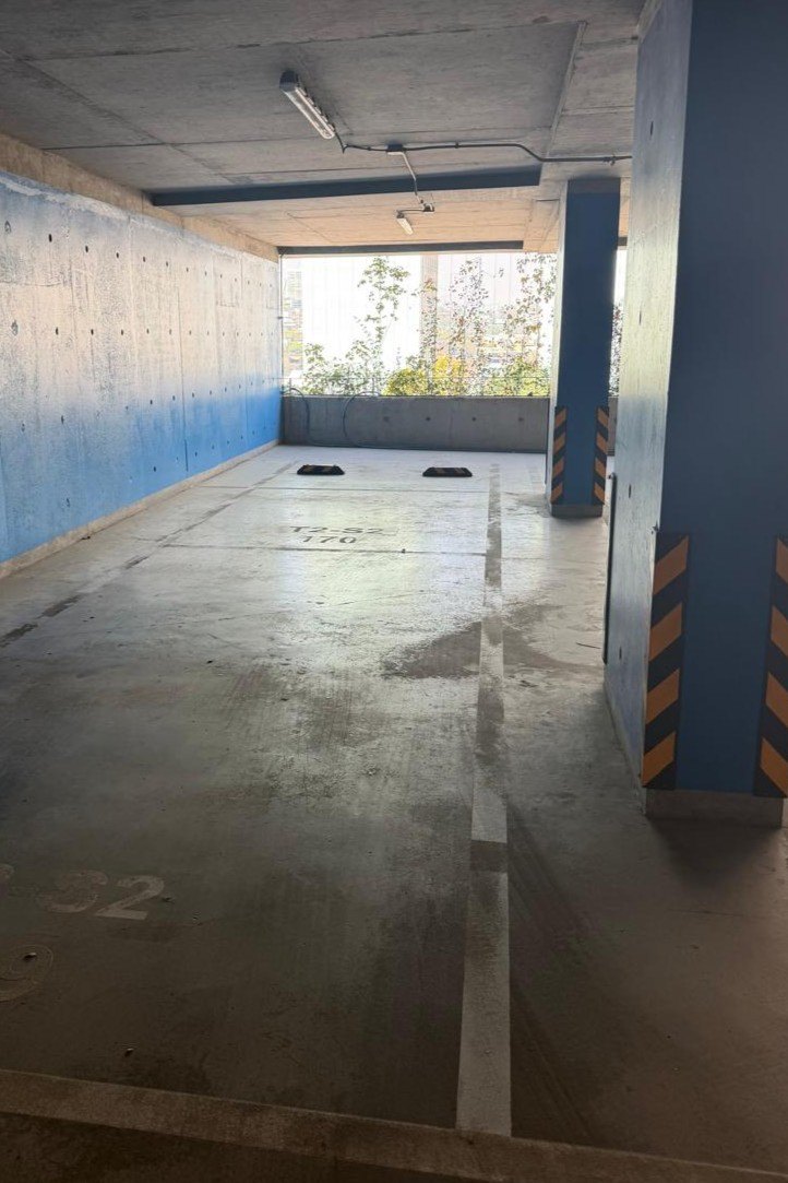 Los cajones de estacionamiento en el sótano