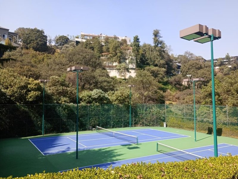 Canchas de tenis del conjunto, entre el arbolado