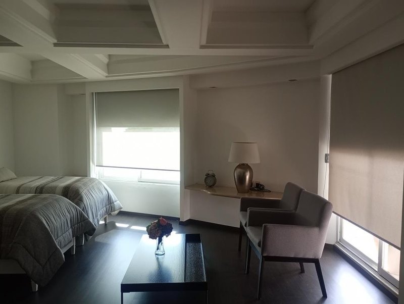 Estancia junto al ventanal, con los sillones