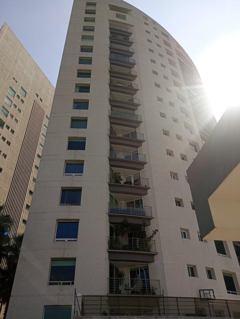 La torre vista desde la calle, a contraluz