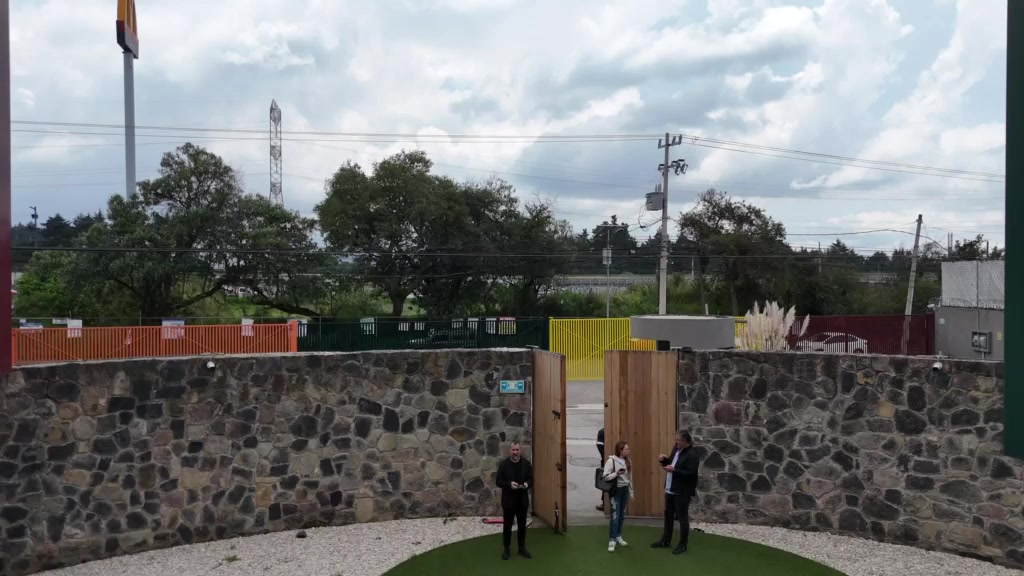 Vuelo de dron sobre el colegio y sus patios